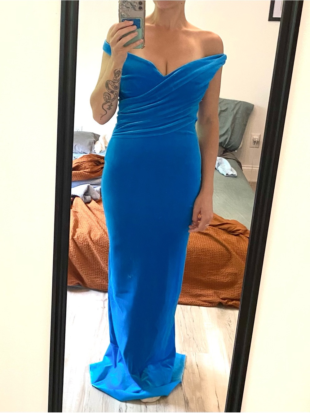 NWT Chiara Boni La Petite Robe Lucrecia Off Shoulder Velvet Gown Blue Size 2